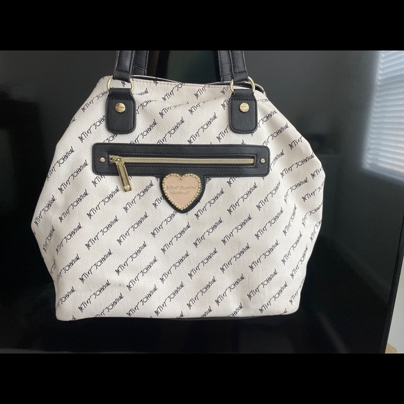 RARE Betsey Johnson white bag! Designer writing & rose embellished satin lining. - Picture 3 of 11